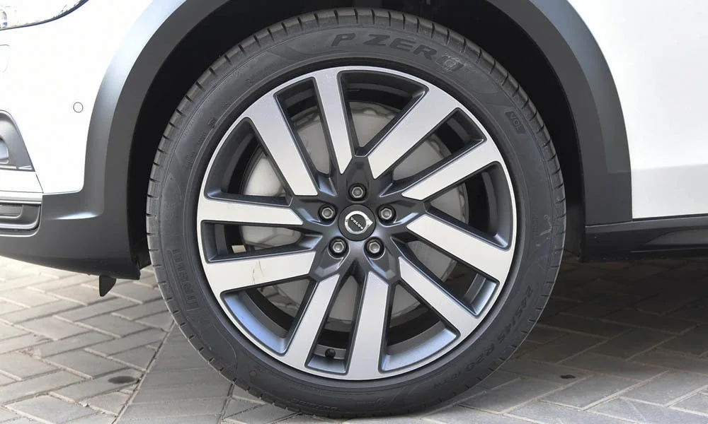 Фото Volvo V90 Cross Country — колесо и диск. Дизайн спиц и профиль резины крупным планом. Рекомендованные размеры шин и давление — на табличке в проёме водительской двери Volvo V90 Cross Country — колесо и диск