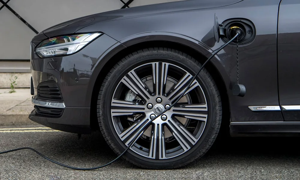 Фото Volvo V90 — лючок топливного бака. Зарядный лючок открыт — виден разъём быстрой и медленной зарядки. Крышка порта открывается кнопкой, с экрана или из мобильного приложения Volvo V90 — лючок топливного бака
