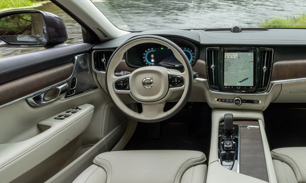 Фото Volvo V90 — передняя панель. Компоновка экранов, дефлекторов и консоли. Минимум физических кнопок — ставка на экранное управление Volvo V90 — передняя панель