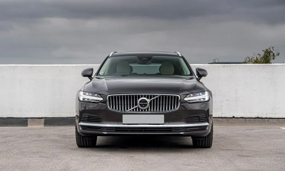 Фото Volvo V90 — вид спереди, фото 3. Анфас: пропорции капота, посадка кузова и графика ходовых огней. Дневные ходовые огни включаются автоматически с запуском Volvo V90 — вид спереди, фото 3