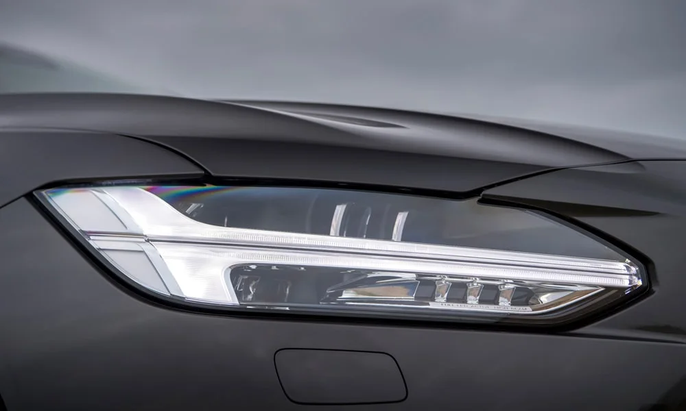 Фото Volvo V90 — вид спереди, фото 4. Анфас: пропорции капота, посадка кузова и графика ходовых огней. Рисунок ходовых огней — подпись модели, по нему её узнают в потоке Volvo V90 — вид спереди, фото 4