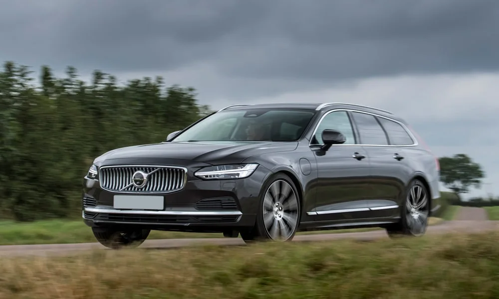 Фото Volvo V90 — вид спереди, фото 5. Чёрный кузов, строгая симметрия оптики — базовый ракурс знакомства с дизайном. Дневные ходовые огни включаются автоматически с запуском Volvo V90 — вид спереди, фото 5