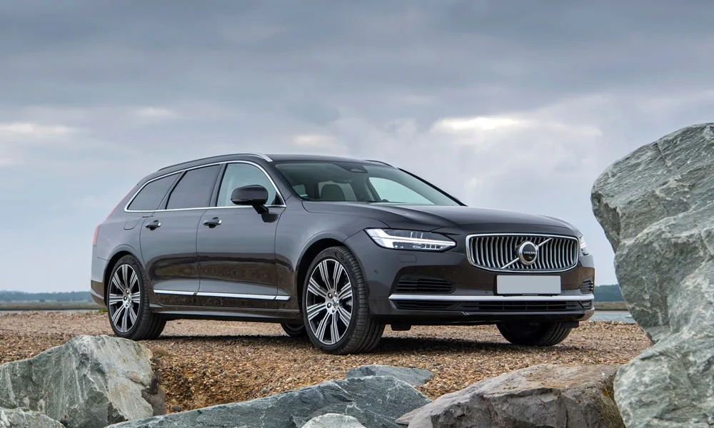 Фото Volvo V90 — вид спереди, фото 8. Оптика, решётка и бампер — первое впечатление о модели. Рисунок ходовых огней — подпись модели, по нему её узнают в потоке Volvo V90 — вид спереди, фото 8