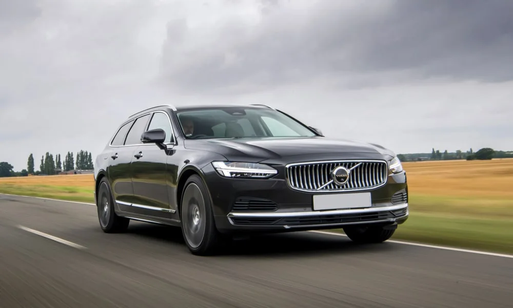 Фото Volvo V90 — вид спереди, фото 9. Передок в чёрном исполнении — крупная светотехника и выразительный бампер Volvo V90 — вид спереди, фото 9