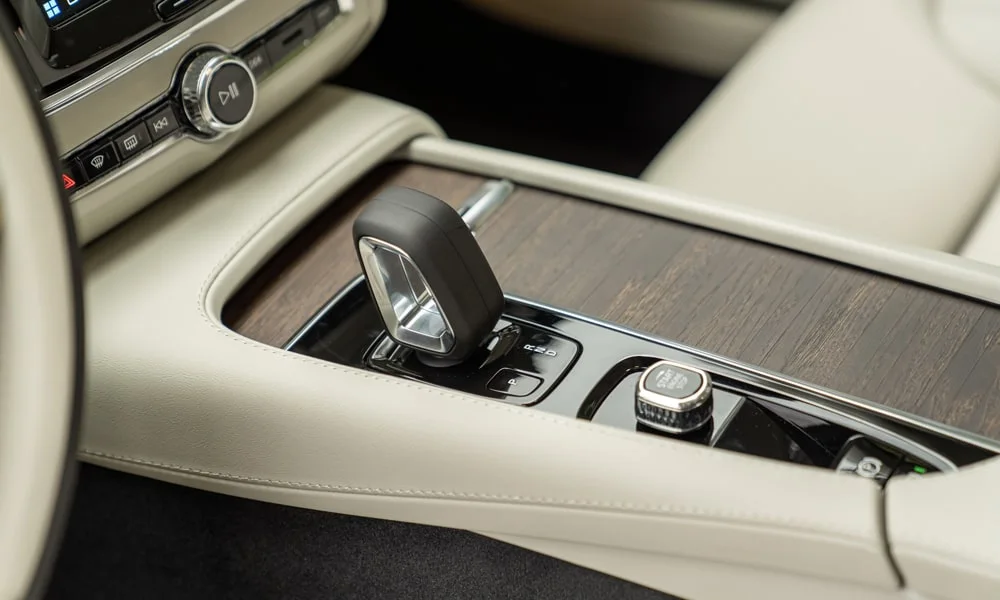 Фото Volvo V90 — селектор коробки передач. Управление коробкой: компактный селектор освобождает место на тоннеле. Автохолд удерживает машину на светофоре без ноги на тормозе Volvo V90 — селектор коробки передач