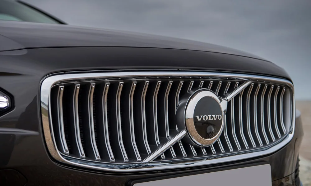 Фото Volvo V90 — решётка радиатора. Рисунок решётки: сетка, ламели или глухая панель у электроверсий Volvo V90 — решётка радиатора