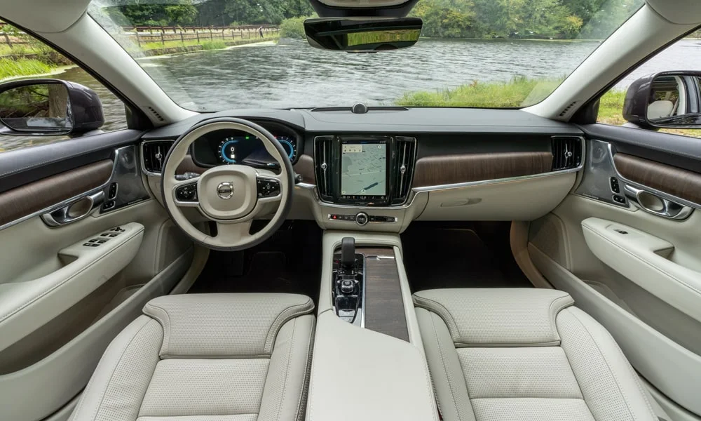 Фото Volvo V90 — интерьер, фото 2. Общий план салона: архитектура панели, консоль и кресла Volvo V90 — интерьер, фото 2