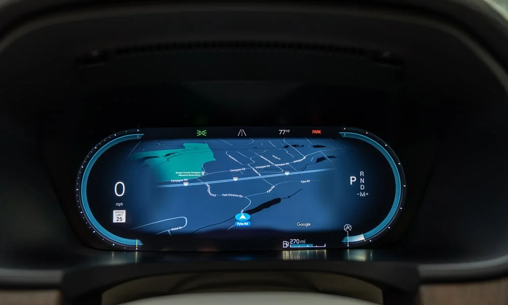 Фото Volvo V90 — экран мультимедиа. Интерфейс медиасистемы крупным планом Volvo V90 — экран мультимедиа