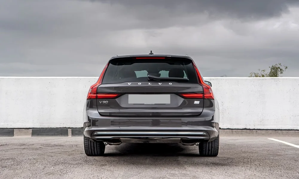 Фото Volvo V90 — вид сзади, фото 3. Линия крыши, стойки и задняя дверь в сером исполнении Volvo V90 — вид сзади, фото 3
