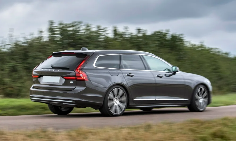 Фото Volvo V90 — вид сзади, фото 4. Линия крыши, стойки и задняя дверь в сером исполнении Volvo V90 — вид сзади, фото 4