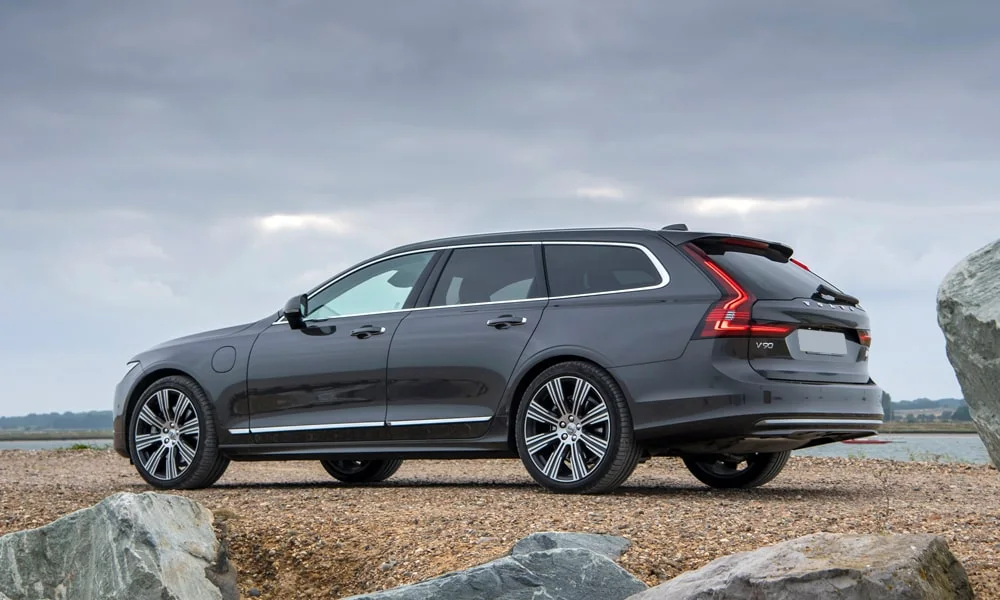 Фото Volvo V90 — вид сзади, фото 5. Корма в сером цвете: графика фонарей и пластика пятой двери. Насадки выхлопа или их имитация внизу бампера различают версии Volvo V90 — вид сзади, фото 5
