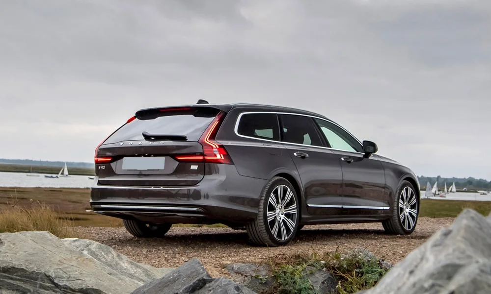 Фото Volvo V90 — вид сзади, фото 6. Графика фонарей, бампер и оформление пятой двери. Светодиодная полоса или раздельные секции — задняя оптика стала главным украшением кормы Volvo V90 — вид сзади, фото 6