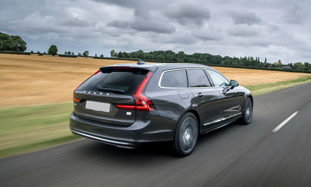 Фото Volvo V90 — вид сзади, фото 7. Графика фонарей, бампер и оформление пятой двери Volvo V90 — вид сзади, фото 7