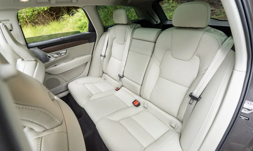 Фото Volvo V90 — задние сиденья. Второй ряд: профиль дивана, подголовники и обивка из гладкой коже. Спинки складываются под длинные грузы у большинства версий Volvo V90 — задние сиденья