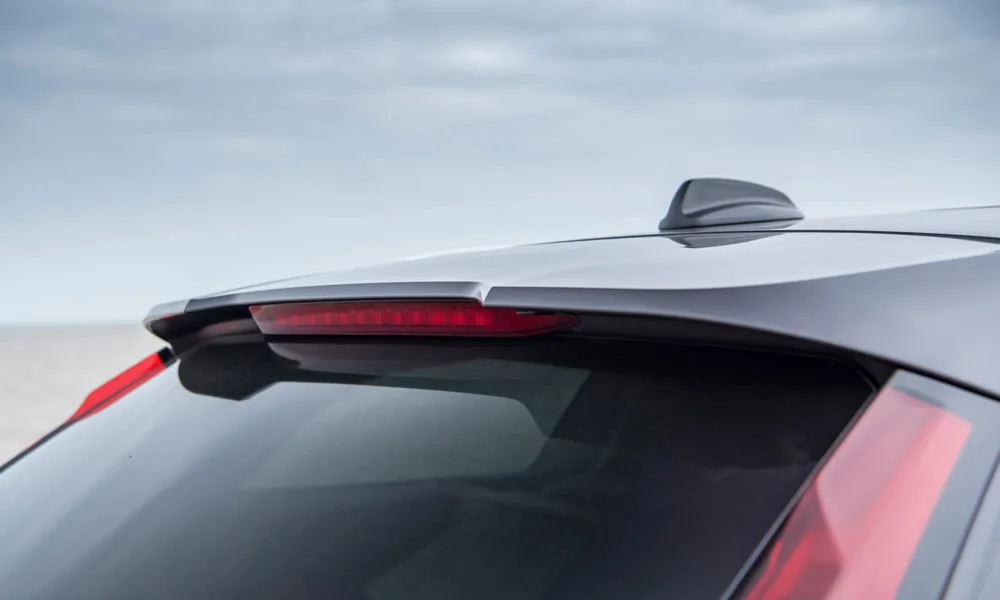 Фото Volvo V90 — крыша. Линия крыши и панорамное остекление с высоты. Рейлинги рассчитаны на поперечины для бокса или велокреплений Volvo V90 — крыша