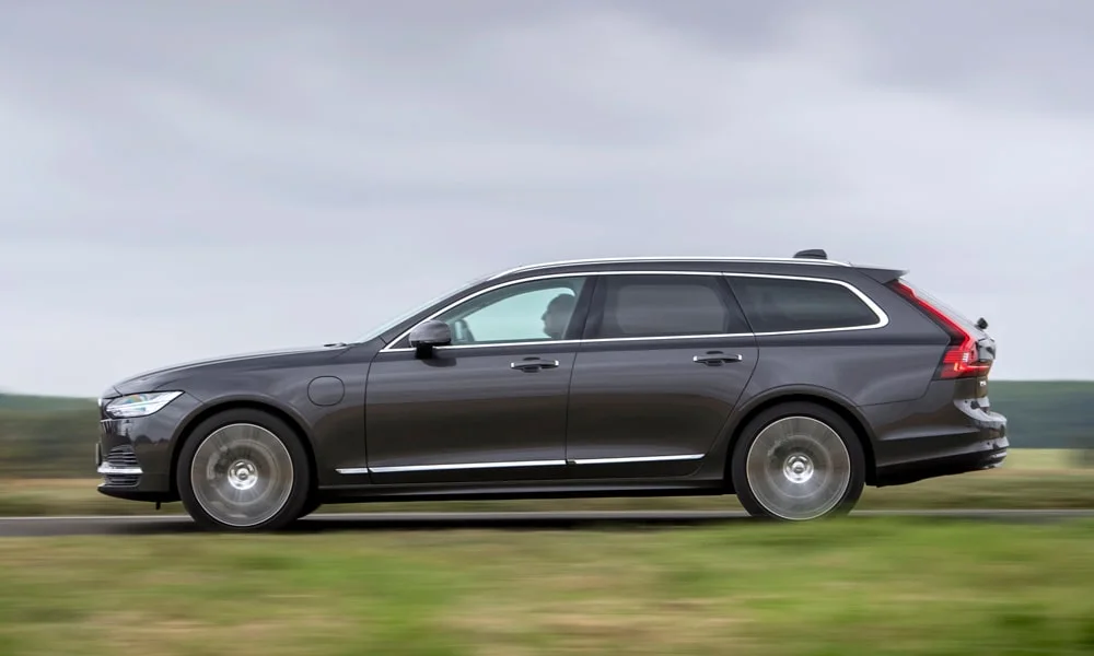 Фото Volvo V90 — вид сбоку, фото 3. Профиль кузова: колёсная база, свесы и линия остекления Volvo V90 — вид сбоку, фото 3