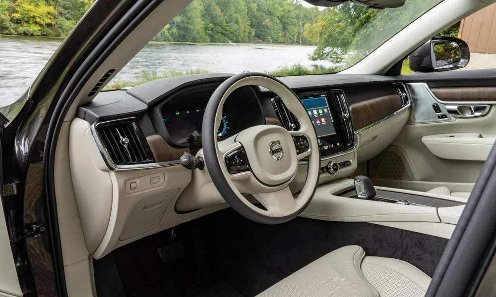 Фото Volvo V90 — руль. Обшивка обода и компоновка спиц крупным планом Volvo V90 — руль
