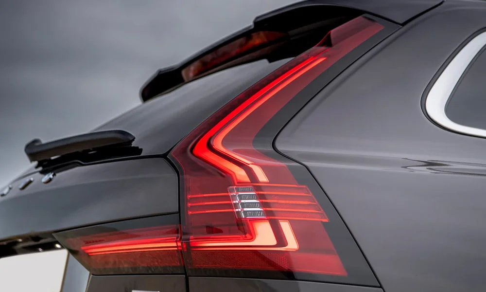 Фото Volvo V90 — задние фонари. Рассеиватель фонаря вблизи: компоновка секций габарита, стопа и поворотника Volvo V90 — задние фонари
