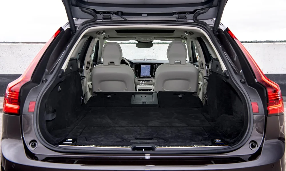 Фото Volvo V90 — багажник, фото 2. Грузовой отсек с открытой дверью: погрузочная высота и ширина проёма. Спинки второго ряда складываются и расширяют отсек под длинные грузы Volvo V90 — багажник, фото 2