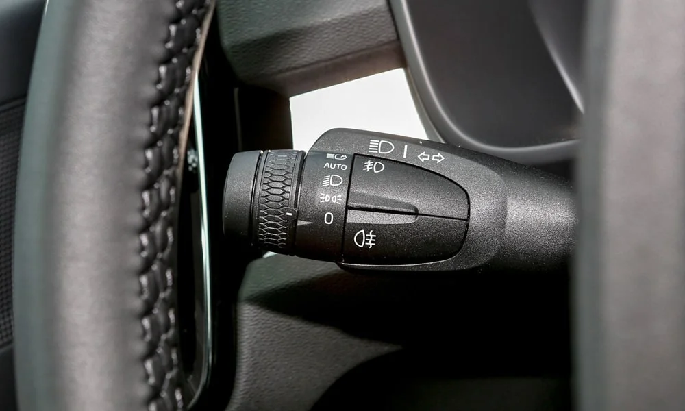 Фото Volvo XC40 (2024) — подрулевой переключатель. Все ежедневные функции — под пальцами, на рычагах у руля Volvo XC40 (2024) — подрулевой переключатель