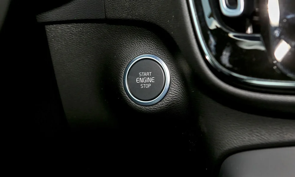 Фото Volvo XC40 (2024) — кнопки управления. Кнопки и переключатели: физическое управление частыми функциями. Подсветка символов ночью — деталь, которую замечаешь каждый вечер Volvo XC40 (2024) — кнопки управления