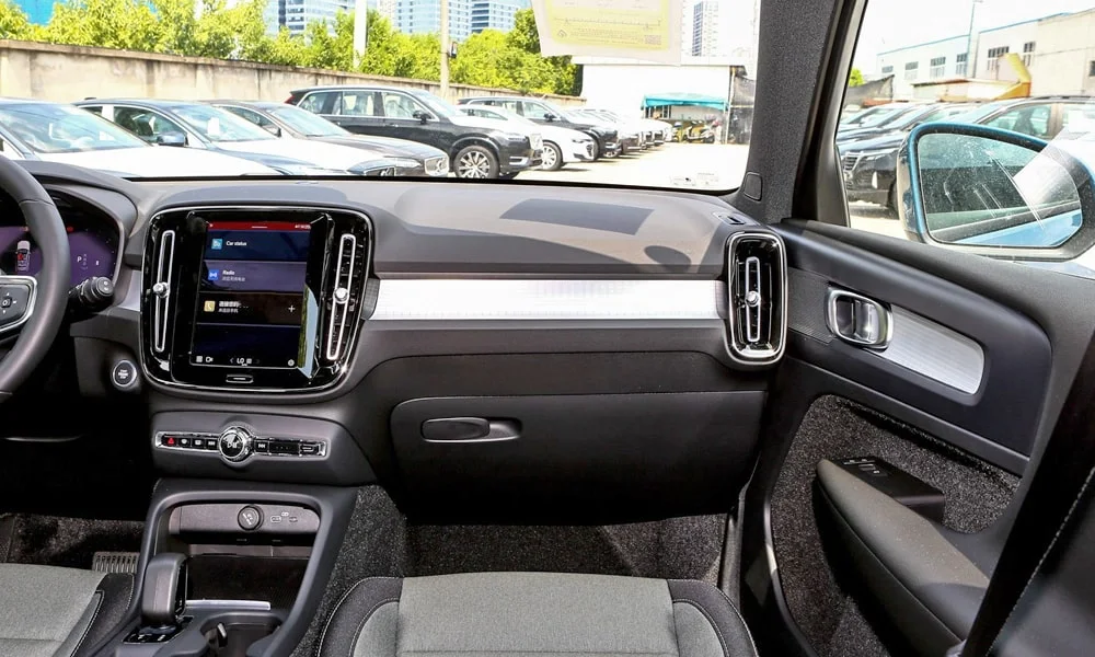 Фото Volvo XC40 (2024) — передняя панель. Компоновка экранов, дефлекторов и консоли. Мягкие материалы верхнего яруса и вставки задают уровень интерьера Volvo XC40 (2024) — передняя панель