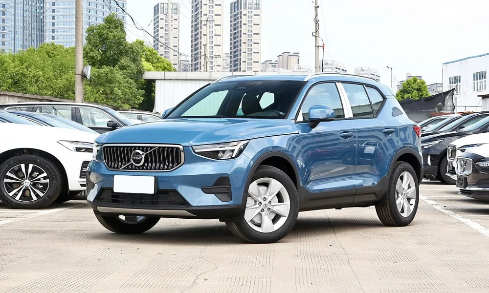 Фото Volvo XC40 (2024) — вид спереди, фото 3. Оптика, решётка и бампер — первое впечатление о модели Volvo XC40 (2024) — вид спереди, фото 3