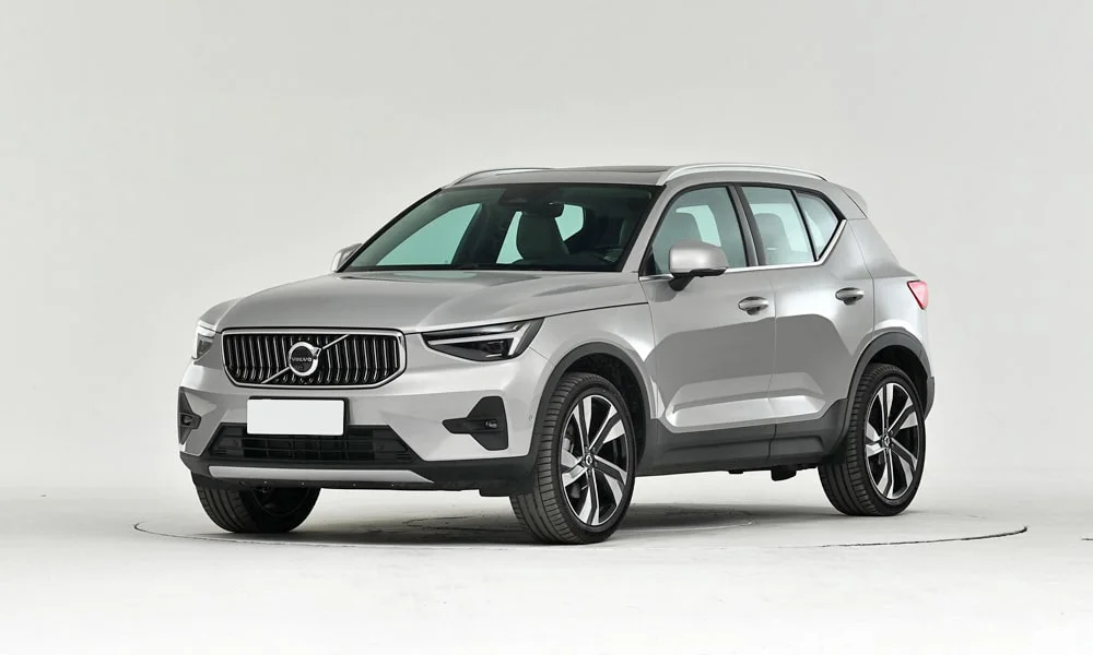 Фото Volvo XC40 (2024) — вид спереди, фото 5. Анфас: пропорции капота, посадка кузова и графика ходовых огней. Рисунок ходовых огней — подпись модели, по нему её узнают в потоке Volvo XC40 (2024) — вид спереди, фото 5