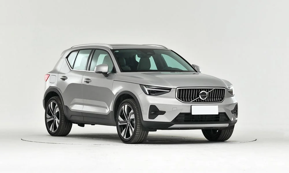 Фото Volvo XC40 (2024) — вид спереди, фото 6. Оптика, решётка и бампер — первое впечатление о модели. Рисунок ходовых огней — подпись модели, по нему её узнают в потоке Volvo XC40 (2024) — вид спереди, фото 6