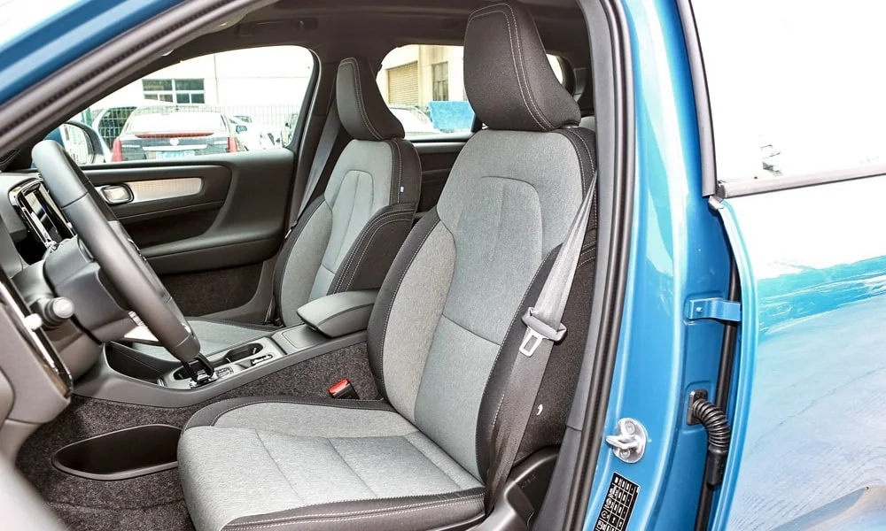 Фото Volvo XC40 (2024) — передние сиденья. Профиль кресел: боковая поддержка и подголовники Volvo XC40 (2024) — передние сиденья