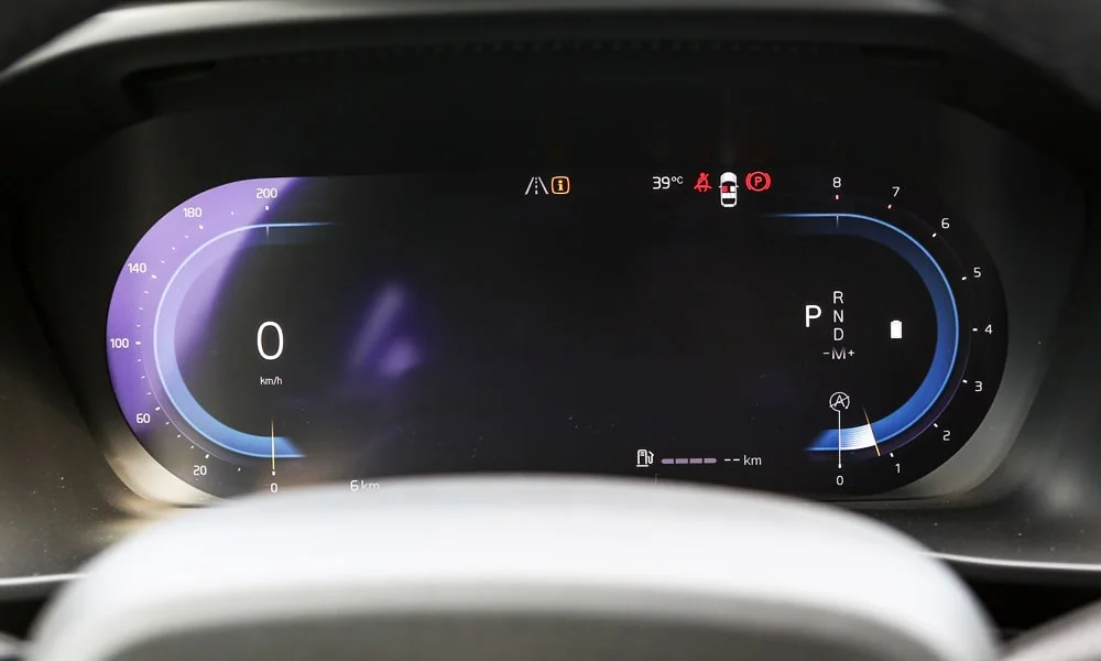 Фото Volvo XC40 (2024) — приборная панель. Экран приборов за рулём — вся ходовая информация перед глазами. Запас хода и расход выводятся крупно — главные цифры ежедневных поездок Volvo XC40 (2024) — приборная панель