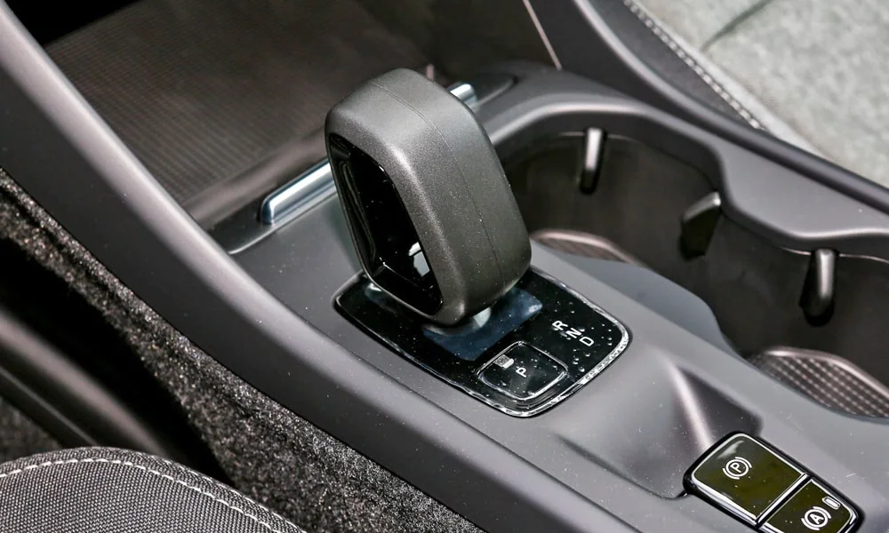 Фото Volvo XC40 (2024) — селектор коробки передач. Селектор трансмиссии на центральной консоли Volvo XC40 (2024) — селектор коробки передач