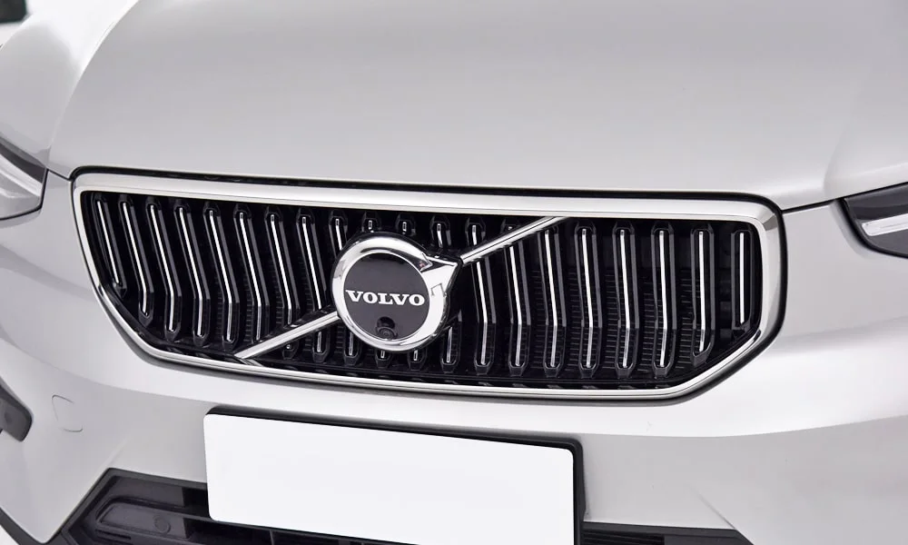 Фото Volvo XC40 (2024) — решётка радиатора. Фирменный рисунок облицовки — визитная карточка марки Volvo XC40 (2024) — решётка радиатора