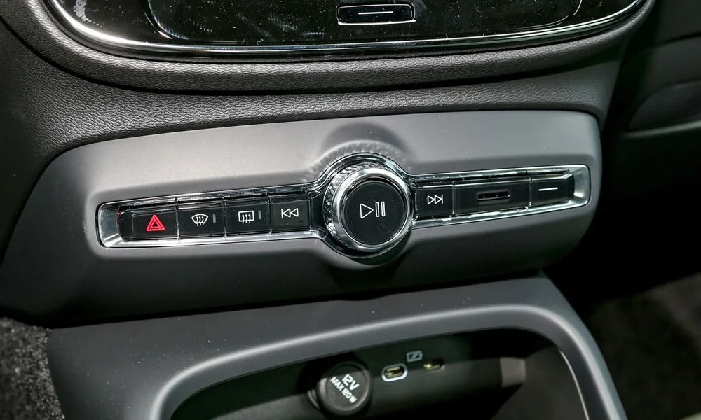 Фото Volvo XC40 (2024) — интерьер, фото 2. Общий план салона: архитектура панели, консоль и кресла. Светлая гамма зрительно расширяет салон, тёмная — практичнее в уходе Volvo XC40 (2024) — интерьер, фото 2
