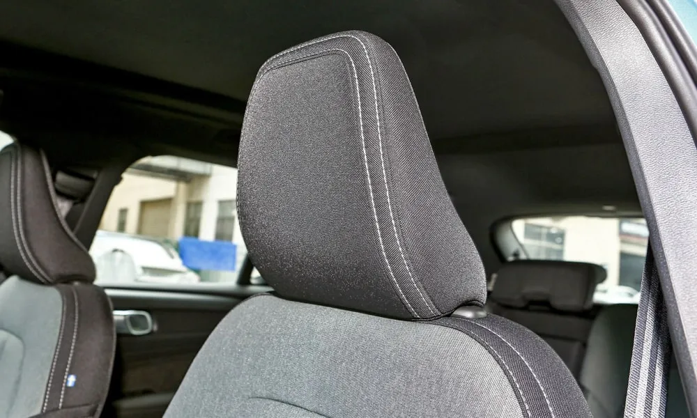 Фото Volvo XC40 (2024) — интерьер, фото 6. Общий план салона: архитектура панели, консоль и кресла Volvo XC40 (2024) — интерьер, фото 6