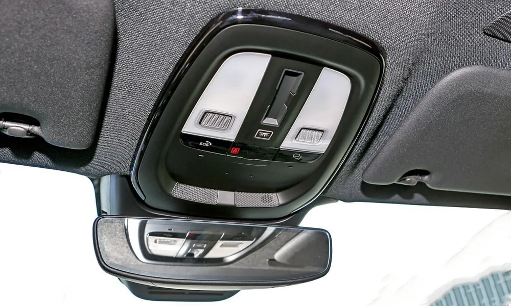 Фото Volvo XC40 (2024) — интерьер, фото 7. Общий план салона: архитектура панели, консоль и кресла. Светлая гамма зрительно расширяет салон, тёмная — практичнее в уходе Volvo XC40 (2024) — интерьер, фото 7