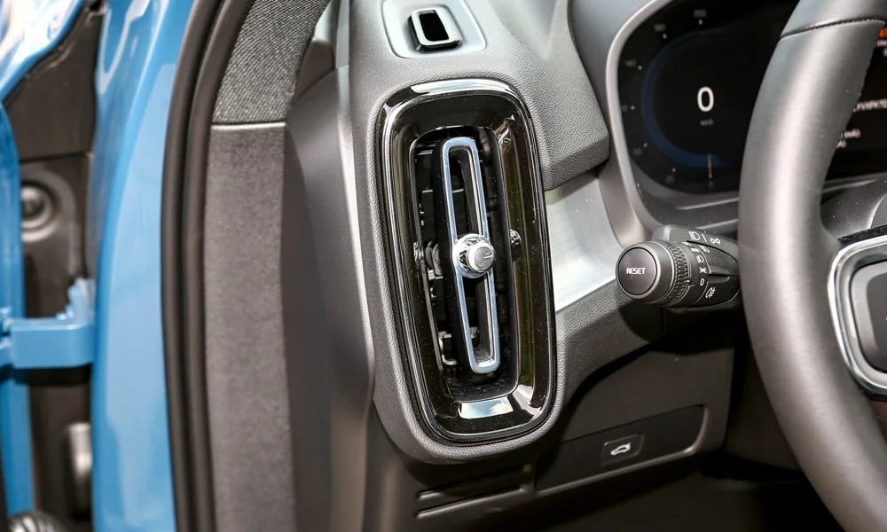 Фото Volvo XC40 (2024) — интерьер, фото 8. Общий план салона: архитектура панели, консоль и кресла Volvo XC40 (2024) — интерьер, фото 8