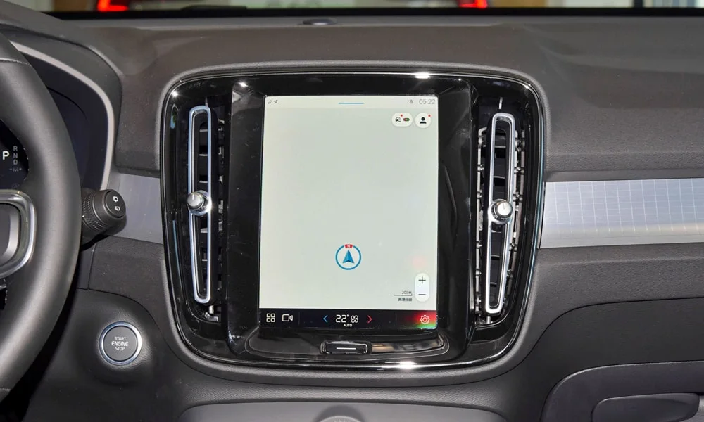 Фото Volvo XC40 (2024) — экран мультимедиа. Вертикальный экран мультимедиа — карты и списки помещаются целиком. Быстрота отклика интерфейса важнее диагонали — оцените её на тест-драйве Volvo XC40 (2024) — экран мультимедиа
