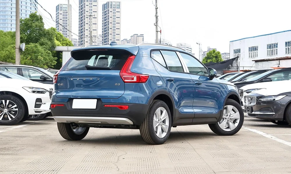Фото Volvo XC40 (2024) — вид сзади, фото 3. Линия крыши, стойки и задняя дверь в синем исполнении Volvo XC40 (2024) — вид сзади, фото 3