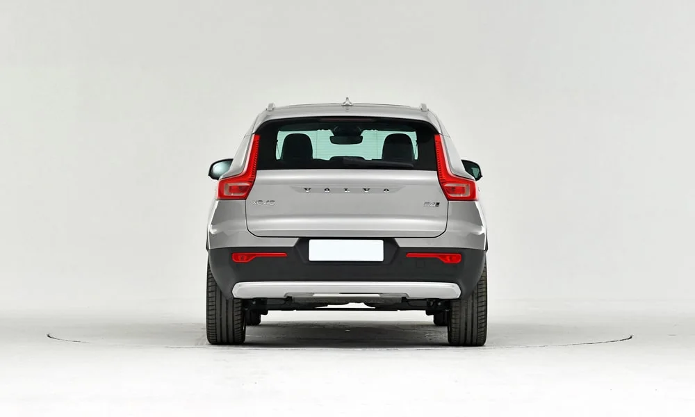 Фото Volvo XC40 (2024) — вид сзади, фото 5. Графика фонарей, бампер и оформление пятой двери. Насадки выхлопа или их имитация внизу бампера различают версии Volvo XC40 (2024) — вид сзади, фото 5