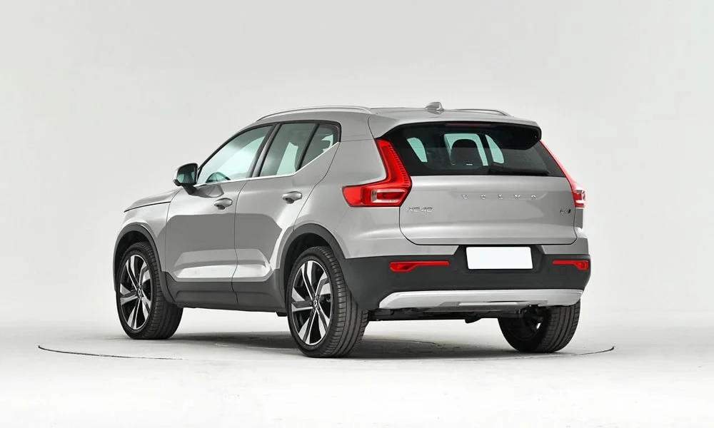 Фото Volvo XC40 (2024) — вид сзади, фото 6. Графика фонарей, бампер и оформление пятой двери Volvo XC40 (2024) — вид сзади, фото 6
