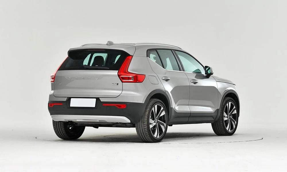 Фото Volvo XC40 (2024) — вид сзади, фото 7. Корма в сером цвете: графика фонарей и пластика пятой двери. Насадки выхлопа или их имитация внизу бампера различают версии Volvo XC40 (2024) — вид сзади, фото 7