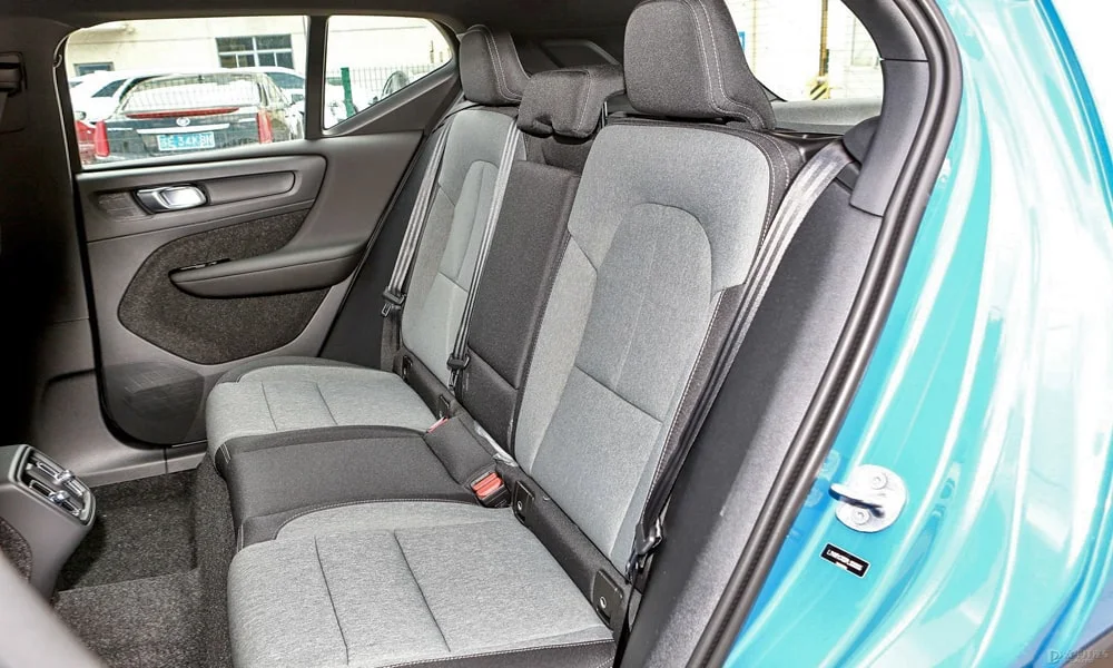 Фото Volvo XC40 (2024) — задние сиденья. Посадка второго ряда: подголовники и подлокотник. Крепления ISOFIX для детских кресел — в основании спинки Volvo XC40 (2024) — задние сиденья