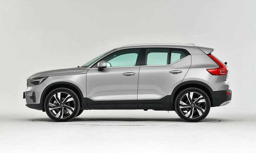 Фото Volvo XC40 (2024) — вид сбоку, фото 3. Серебристый кузов в профиль — пропорции, высота посадки и дизайн дисков Volvo XC40 (2024) — вид сбоку, фото 3