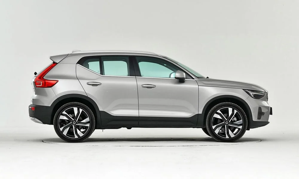 Фото Volvo XC40 (2024) — вид сбоку, фото 4. Профиль кузова: колёсная база, свесы и линия остекления Volvo XC40 (2024) — вид сбоку, фото 4