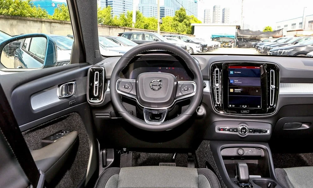 Фото Volvo XC40 (2024) — руль. Обшивка обода и компоновка спиц крупным планом. Клавиши на спицах управляют медиа, круизом и ассистентами — руки остаются на руле Volvo XC40 (2024) — руль