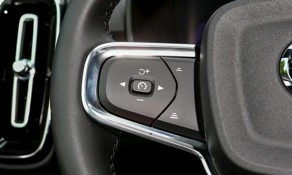 Фото Volvo XC40 (2024) — руль, фото 2. Обшивка обода и компоновка спиц крупным планом. Клавиши на спицах управляют медиа, круизом и ассистентами — руки остаются на руле Volvo XC40 (2024) — руль, фото 2