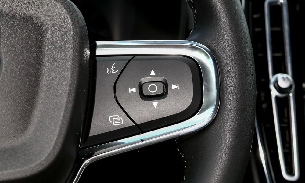 Фото Volvo XC40 (2024) — руль, фото 3. Обшивка обода и компоновка спиц крупным планом. Обогрев обода — опция, которую оценят зимой Volvo XC40 (2024) — руль, фото 3