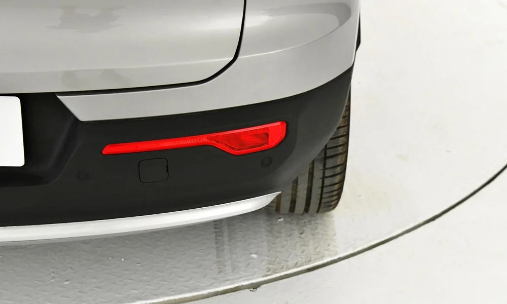 Фото Volvo XC40 (2024) — задние фонари. Графика секций крупным планом — ночная подпись модели Volvo XC40 (2024) — задние фонари