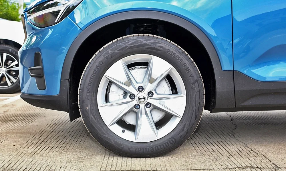 Фото Volvo XC40 (2024) — колесо и диск. Дизайн спиц и профиль резины крупным планом. Рекомендованные размеры шин и давление — на табличке в проёме водительской двери Volvo XC40 (2024) — колесо и диск
